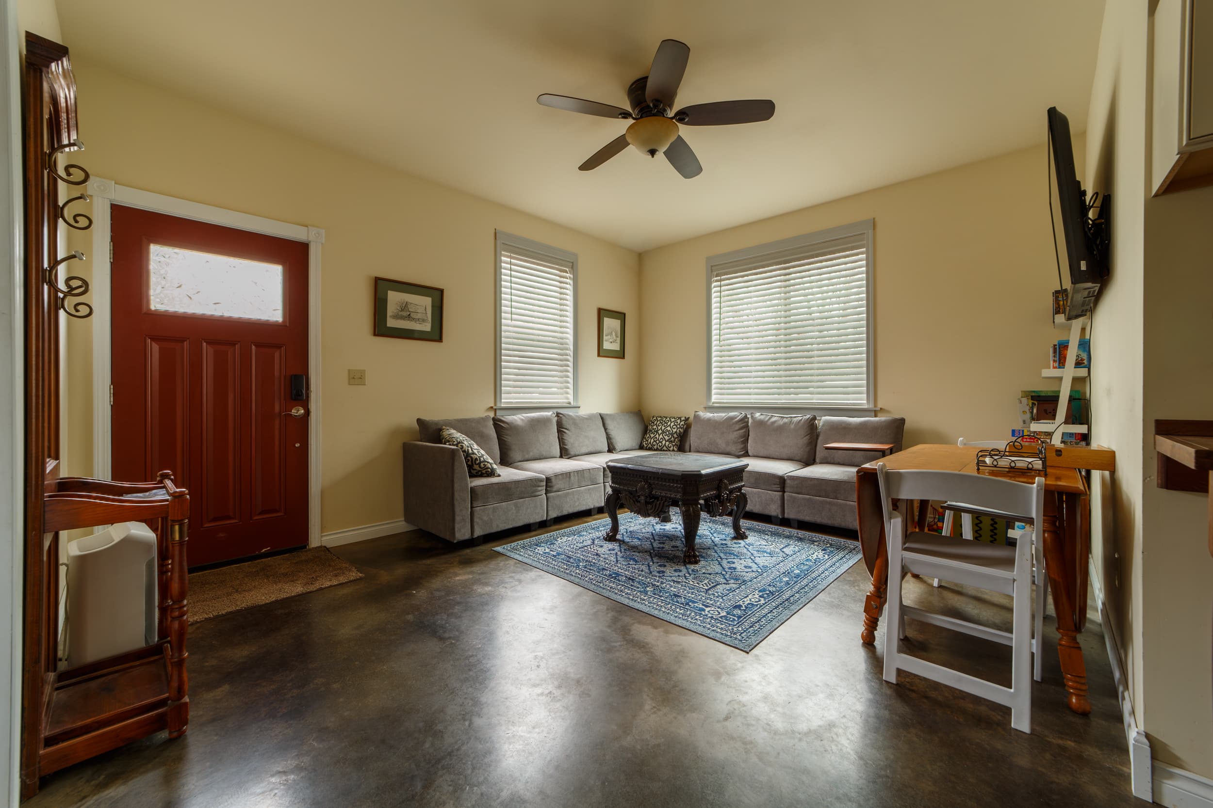 Large lounge with television and expandable dining table.