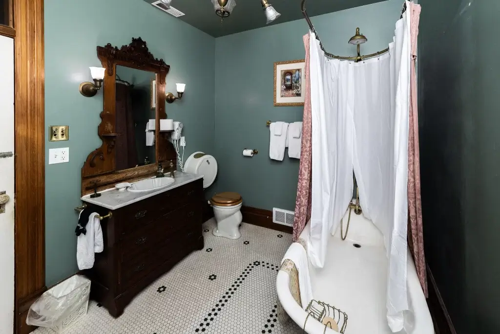 Columbia Room Bathroom Vanity and Tub